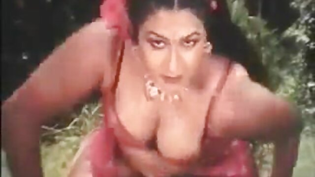 MILF elegante con grandes tetas se ensucia con amateur pillados morena caliente