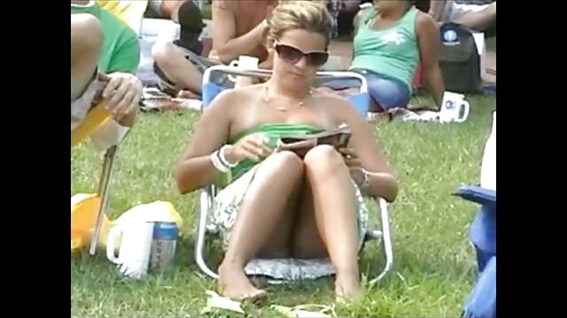 Hermosa chica juega con sus xxx trios pilladas grandes tetas