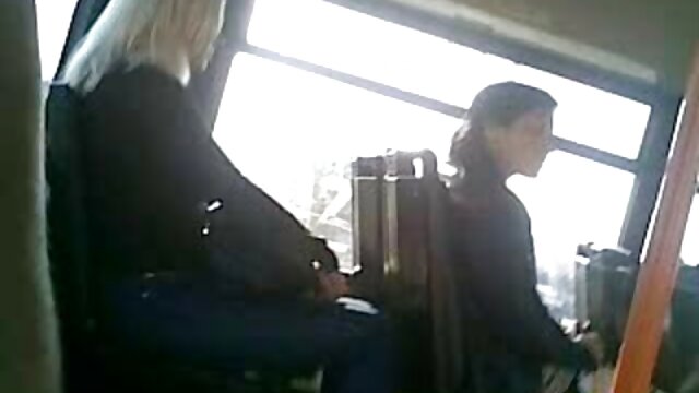 Mi pilladas en plena faena amigo follando mi gordo culo